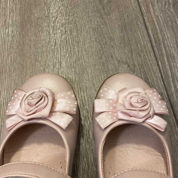 Dora the Explorer girls pink dress shoes.Size:9. With Velcro straps and rose bow - Picture 6 of 7